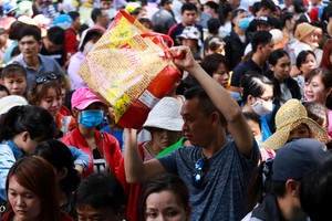 Người dân chen lấn vào Thảo Cầm Viên Sài Gòn chơi lễ