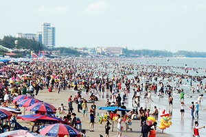 Bãi biển Vũng Tàu đông nghịt người chiều 30/4. Ảnh: Nguyễn Khoa