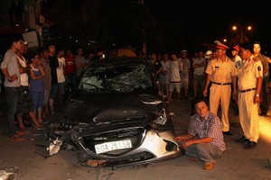 Chiếc ôtô 4 chỗ bị hư hỏng sau va chạm. Ảnh: X.X. 