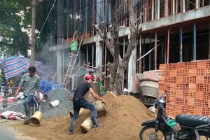 Đang vào cao điểm mùa xây dựng nên việc thi công tại công trình khá nhộn nhịp