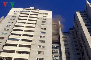 Khói nghi ngút bốc lên từ tầng 18 của chung cư.