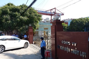 Cổ đông bị chặn ngoài cửa khi đến tham dự Đại hội 
