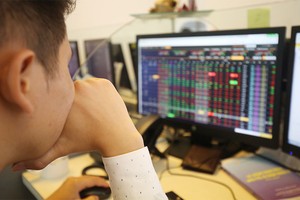 “Ngậm đắng” với sóng niêm yết