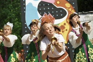 Trẻ em Nga biểu diễn với thìa gỗ. Ảnh: Chernov/RIA Novosti.