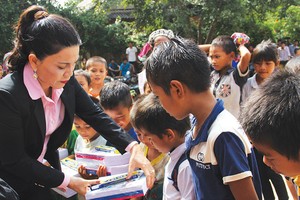 Dù rất bận rộn, nhưng bà Đặng Thị Kim Oanh luôn trực tiếp tham gia, điều hành mọi chương trình thiện nguyện