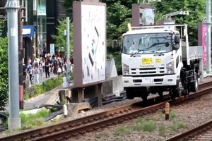 Chiếc xe tải của Nhật chạy được trên đường bộ lẫn đường sắt