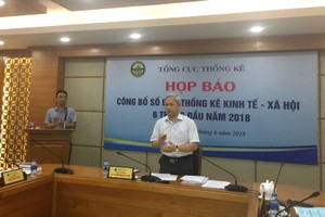 Ông Nguyễn Bích Lâm, Tổng cục trưởng Tổng cục Thống kê chủ trì cuộc họp báo công bố kết quả kinh tế xã hội 6 tháng đầu năm 2018 (Ảnh: Mạnh Bôn)