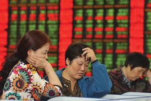 Thị trường chứng khoán Trung Quốc đang theo đà đi xuống, tạo rủi ro cho các cổ phiếu đang thế chấp tại CTCK