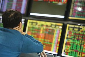 Mắc kẹt với cổ phiếu yếu kém