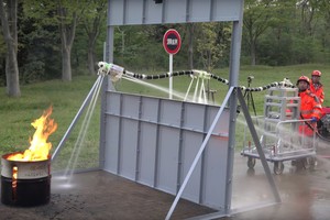 Vòi phun nước biết tự động “bay” đến đám cháy