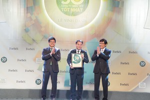 Lãnh đạo PNJ nhận Chứng nhận Top 50 niêm yết kinh doanh tốt nhất 2018.