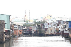 TP.HCM hiện đang có khoảng 22.000 căn nhà trên và ven kênh, rạch cần di dời. Ảnh: Gia Huy