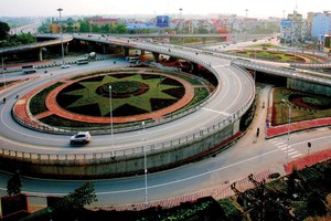 Nhiều cây cầu và các tuyến đường vành đai nối Long Biên với nội đô đã, đang được xây dựng sẽ giúp bất động sản Long Biên "đến gần" hơn với lượng lớn người tiêu dùng. Ảnh: Dũng Minh