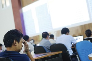 Kiếm tiền trên thị trường phái sinh: Ai được, ai mất?