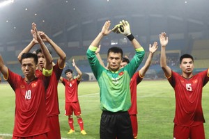 Tuyển Việt Nam ăn mừng chiến thắng trước Bahrain tại vòng 1/8. Ảnh: Đức Đồng