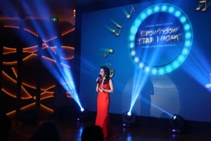 Đêm nhạc được dẫn dắt bởi nữ MC xinh đẹp, khéo léo Mỹ Lan