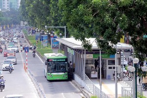 Nổi cộm trong số các công trình để xảy ra nhiều sai sót là Hợp phần I - Xe buýt nhanh BRT thuộc Dự án Phát triển giao thông đô thị Hà Nội. Trong ảnh: Tuyến BRT Yên Nghĩa - Kim Mã. Ảnh: Đ.T
