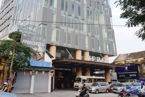 Chung cư SHP Plaza - nơi xảy ra bất đồng về phí dịch vụ vận hành chung cư giữa cư dân với chủ đầu tư. Ảnh: Thu Lê