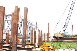 Thực tế công trường Dự án BOT cầu Bình Lợi. Ảnh: G.H