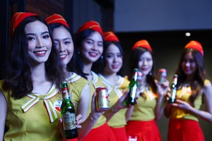 Các cô gái xinh đẹp giới thiệu sản phẩm bia Amstel lần đầu ra mắt.