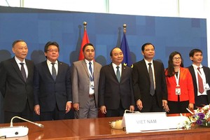 Thủ tướng Nguyễn Xuân Phúc; Phó Thủ tướng, Bộ trưởng Ngoại giao Phạm Bình Minh đã chứng kiến lễ ký kết Hiệp định VPA/FLEGT. 