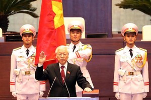 Khoảnh khắc tân Chủ tịch nước Nguyễn Phú Trọng đặt tay lên cuốn Hiến pháp, đứng dưới cờ đỏ sao vàng thiêng liêng của Tổ quốc, tuyên thệ trước Quốc hội, đồng bào và cử tri cả nước là một khoảnh khắc lịch sử