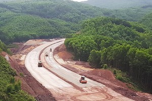 Thi công nền đường trục chính từ Cảng hàng không quốc tế Vân Đồn đến Khu phức hợp nghỉ dưỡng giải trí cao cấp. Ảnh: Đỗ Phương.