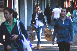 Người dân Mỹ đi dạo và mua sắm trên đường phố. Ảnh: Bloomberg