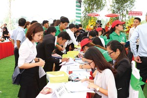 Ngành kinh doanh bất động sản đang thu hút rất nhiều bạn trẻ. Ảnh: Lê Toàn