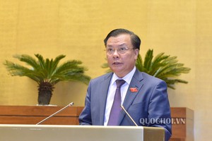 Bộ trưởng Bộ Tài chính Đinh Tiến Dũng trình bày Tờ trình