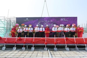 Các đại biểu cắt băng tại lễ cất nóc tòa nhà.