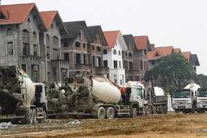 Nhiều dự án bất động sản khu vực Hòa Lạc đang được tái khởi động.