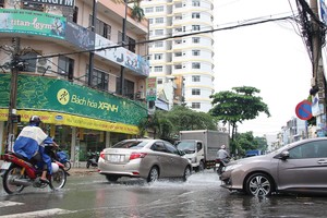 Nhiều khu vực tại TP.HCM thường xuyên bị ngập nước và triều cường, ảnh hưởng nghiêm trọng tới đời sống của người dân. 