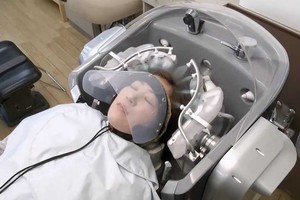 Nhật Bản sản xuất robot gội đầu