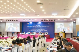 Phó thủ tướng Vũ Đức Đam trao đổi với Lãnh đạo Bộ Kế hoạch và Đầu tư tại sự kiện.