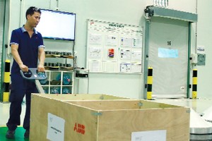 Để giữ chân nhà đầu tư, chỉ riêng nỗ lực của địa phương là chưa đủ. Trong ảnh: Nhà máy ABB Việt Nam. Ảnh: Đức Thanh