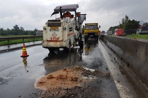 Một đoạn Quốc lộ 1 qua Phú Yên bị hư hỏng nhưng chậm sửa chữa.