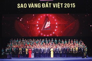 Hàng ngàn doanh nghiệp, thương hiệu Sao Vàng đất Việt qua các năm đang truyền đi khát vọng mạnh mẽ về một cộng đồng thương hiệu Việt. Ảnh: Chí Cường