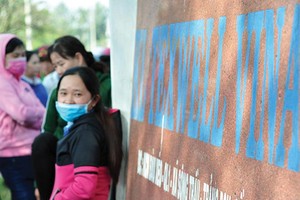 Công nhân Công ty Texwell Vina tại Khu công nghiệp Bàu Xéo (tỉnh Đồng Nai) bất ngờ trước việc chủ doanh nghiệp bỏ trốn. Ảnh: Ngọc An