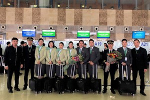 Đại diện Cục Hàng không tặng hoa cho Tổ bay của Bamboo Airways ngày bay thử