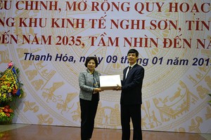 Bà Phan Thị Mỹ Linh, Thứ trưởng Bộ Xây dựng trao tài liệu điều chỉnh mở rộng quy hoạch KKT Nghi Sơn cho ông Nguyễn Đình Xứng, Chủ tịch UBND tỉnh Thanh Hóa.