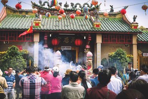 Việc cúng lễ hay xem phong thủy ngày càng được quan tâm Ảnh: Internet