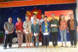 Báo Đầu tư và Quỹ Thiện Tâm cùng người nghèo Quế Sơn đón Tết