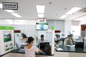 Các ngân hàng lớn như Vietcombank, BIDV, Agribank... vừa đồng loạt giảm lãi suất cho vay với đối với 5 lĩnh vực ưu tiên của Chính phủ. Trong ảnh: Giao dịch tại Vietcombank. Ảnh: Đức Thanh