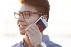 Sạc dự phòng không dây cung cấp pin cho điện thoại