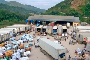 Xuất khẩu tiểu ngạch sẽ gánh chịu nhiều rủi ro. Trong ảnh: Hàng hóa chờ xuất tại Cửa khẩu Bắc Phong Sinh (Quảng Ninh)