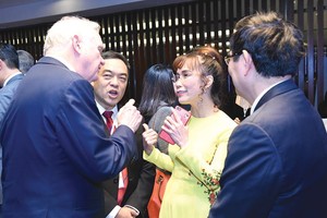Bà Nguyễn Thị Phương Thảo, CEO Vietjet Air trao đổi với các nhà đầu tư nước ngoài đến Việt Nam tham dự các cuộc thảo luận để tìm kiếm cơ hội kinh doanh.