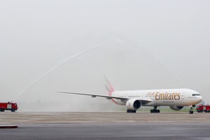 Lễ phun nước truyền thống chào đón chuyến bay đầu tiên của Emirates từ Dubai - Hà Nội hồi tháng 8/2016
