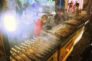 Đỏ lửa thâu đêm nướng hàng nghìn cá lóc cho ngày vía Thần tài