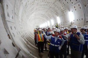 Chủ tịch UBND TP.HCM thăm tuyến Metro số 1.